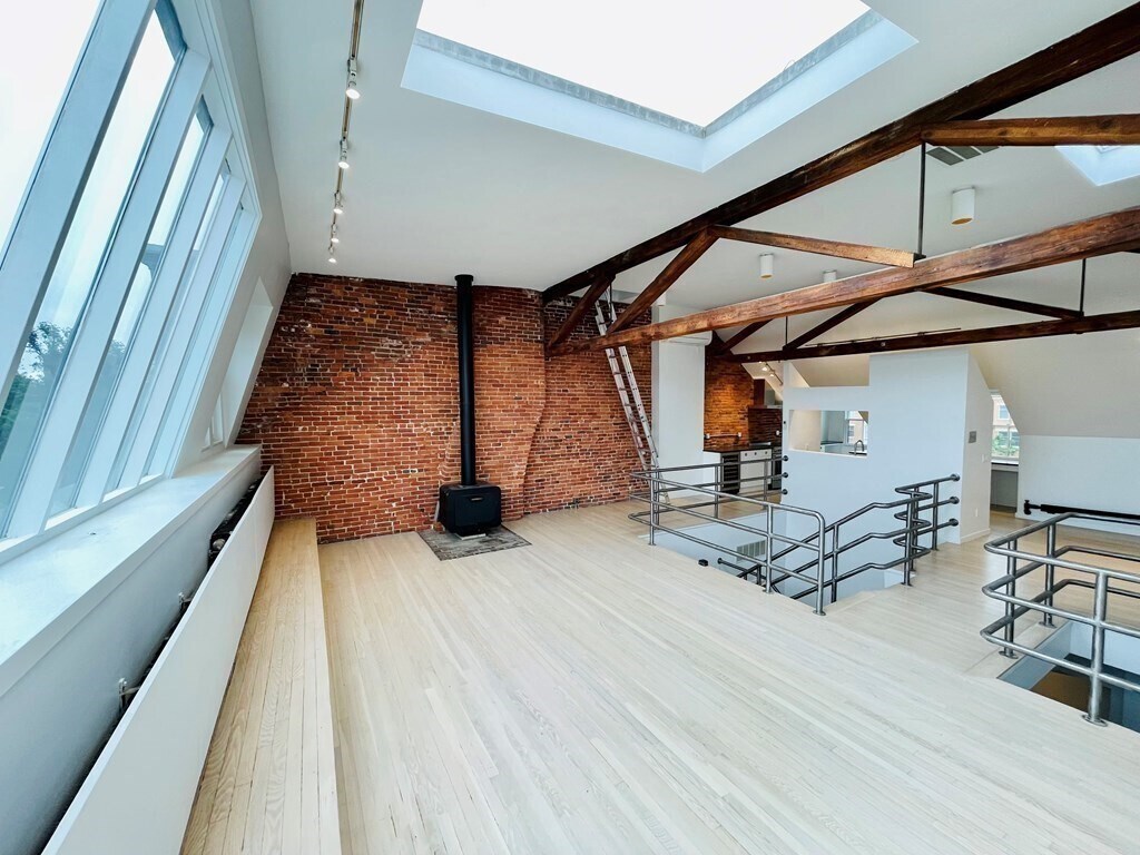 Primary Photo - 40 W Newton St
