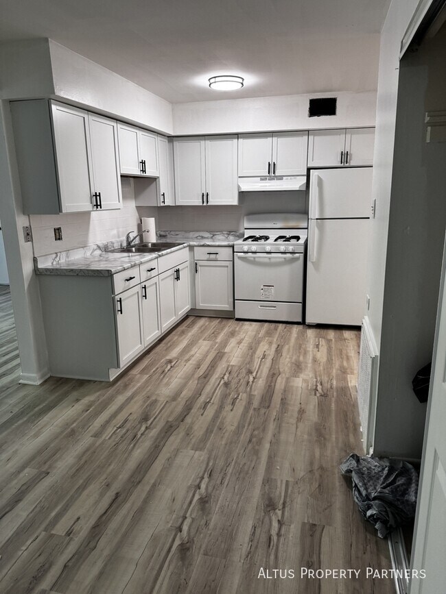 Building Photo - 504 Roberts Dr