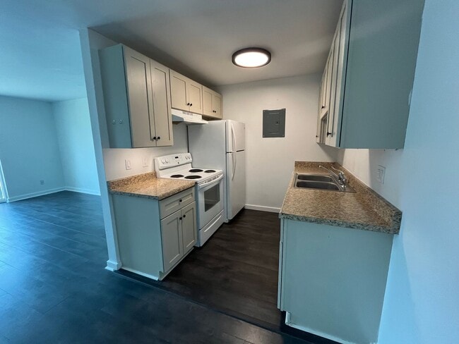 Building Photo - Charming One-Bedroom Condo with Southern E...