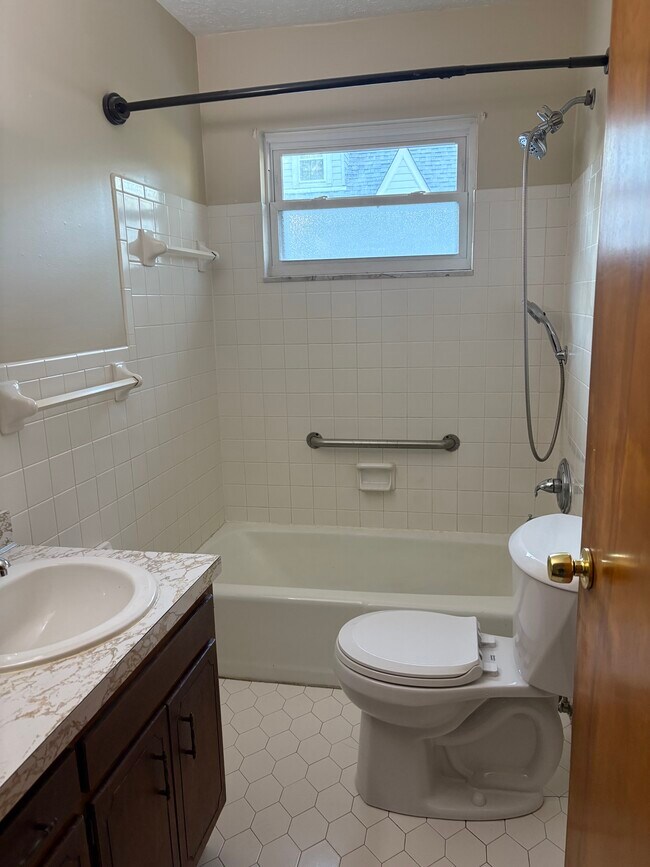 Building Photo - 942 Beecher St