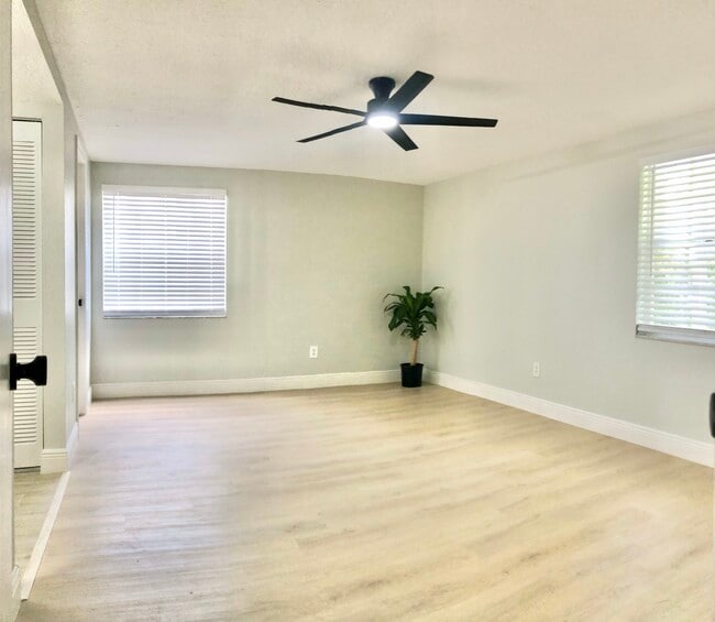 Master Bedroom - 4915 W McElroy Ave