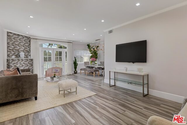Foto principal - 120 N Swall Dr