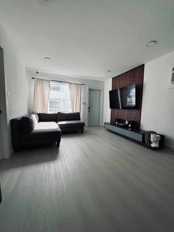Foto del edificio - 545 Orton Ave