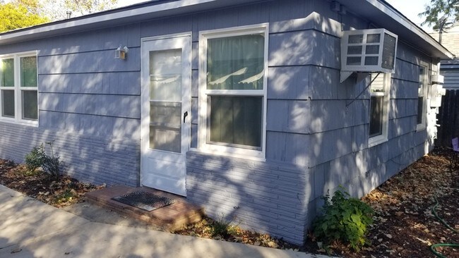 Building Photo - Cute updated 2 bed 1 bath duplex