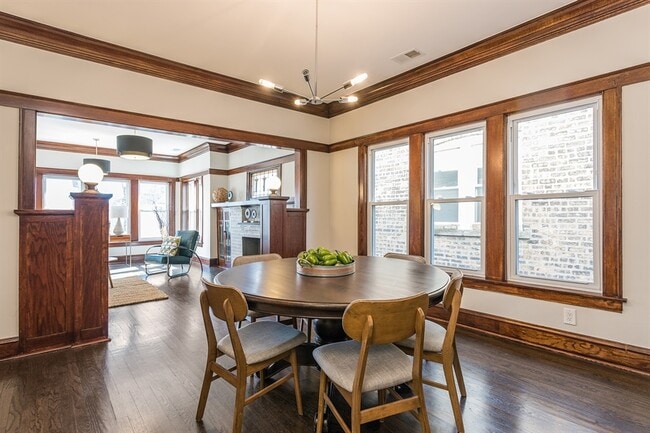 Building Photo - 2434 N Avers Ave