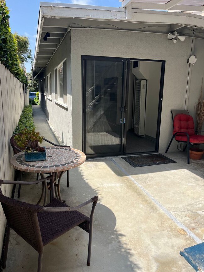 Building Photo - GREAT CORONA DEL MAR 1 BR/1 BA APT.