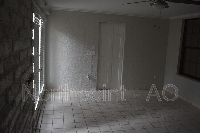 Building Photo - 1615 Louvre Dr