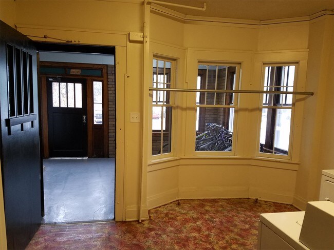 Building Photo - 810 W 25th St