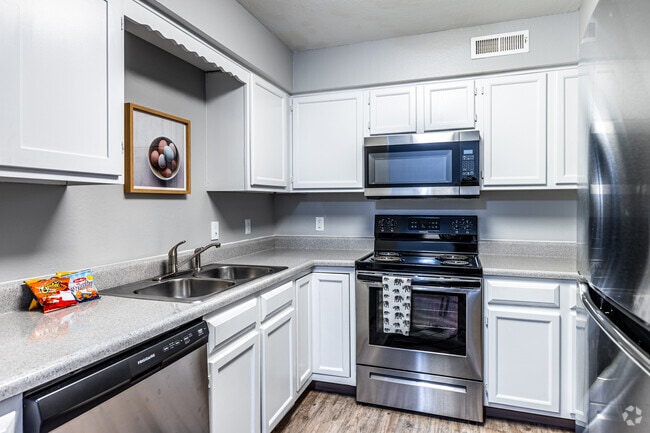 2HAB, 2BA - 900 ft² - Fairway Hills Apartments