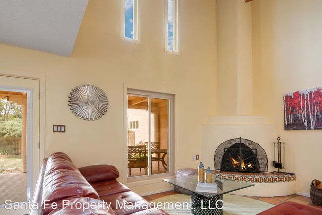 Building Photo - 2 br, 1.5 bath House - 3074 Plaza Blanca