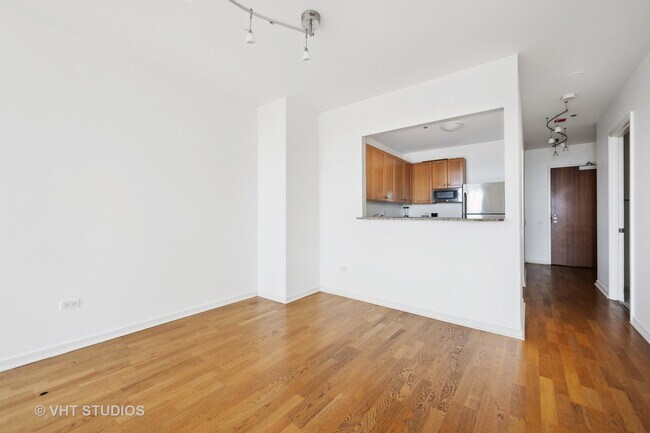 Building Photo - 400 N La Salle Dr