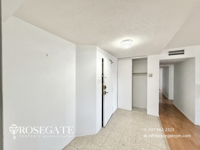Photo du bâtiment - Spacious 3-Bedroom Apartment with Balcony, Parking & Locker – Scarborough