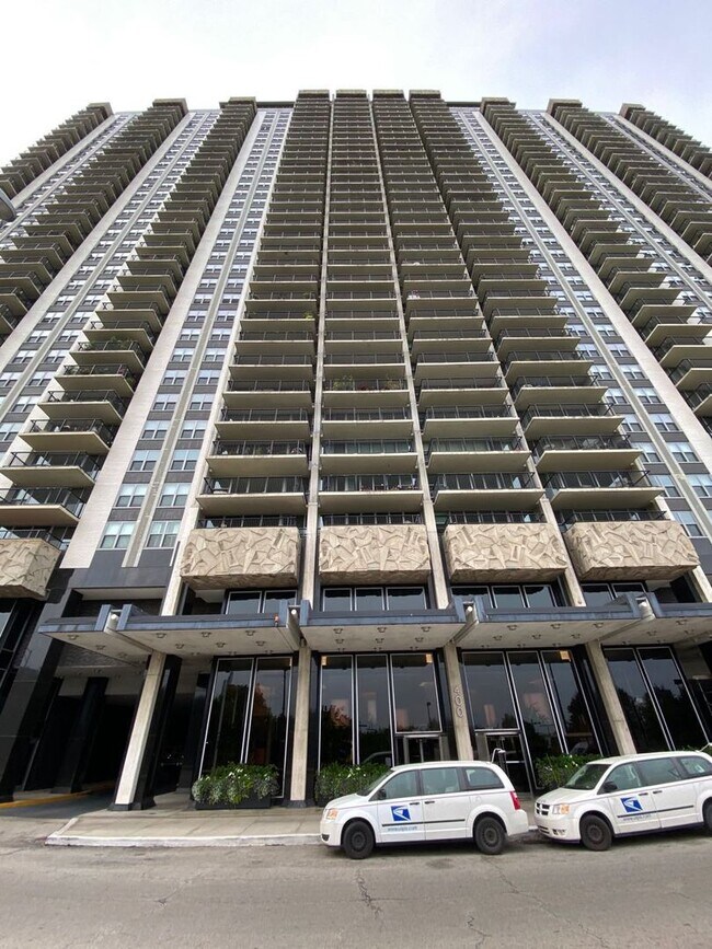 Building Photo - 400 E Randolph St