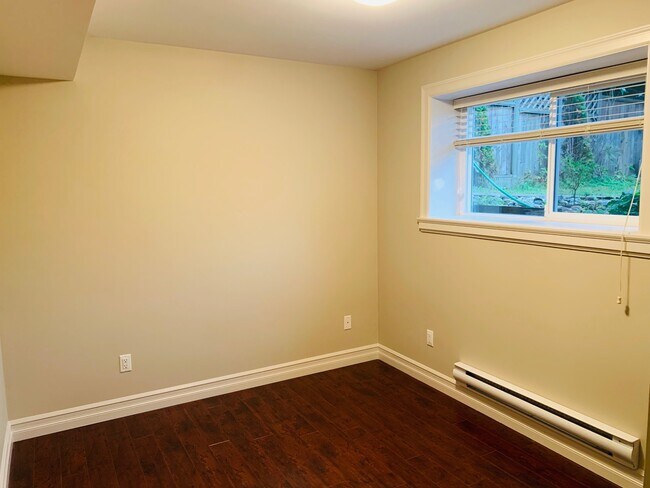 Photo du bâtiment - 1420 King Albert Ave