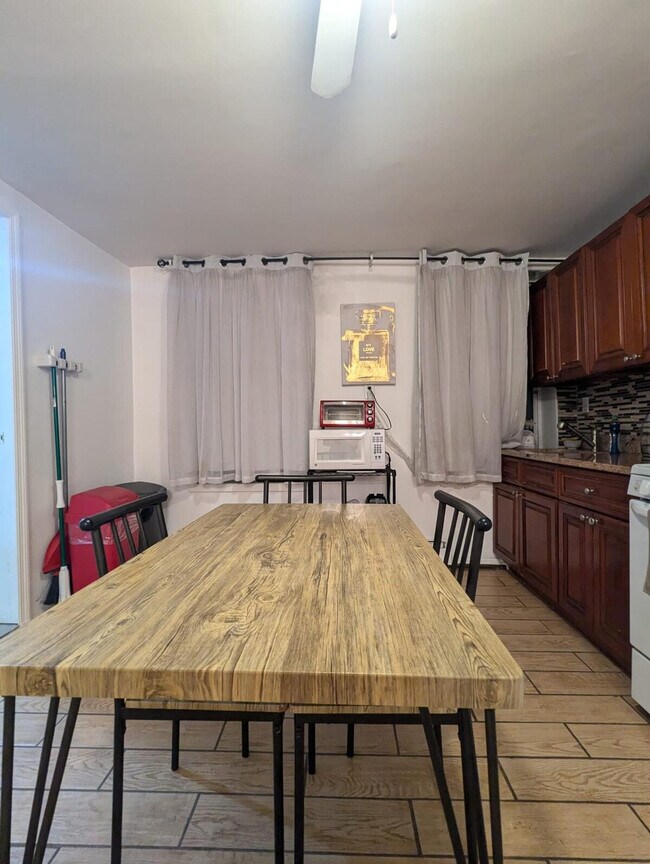 Foto del edificio - 304 E 34th St