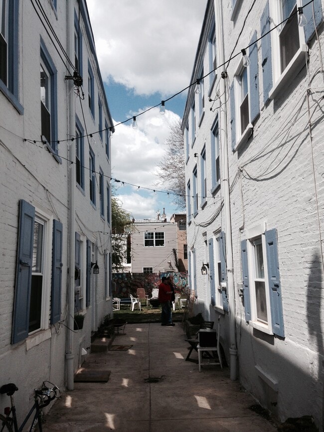 Building Photo - 421 Moyer St