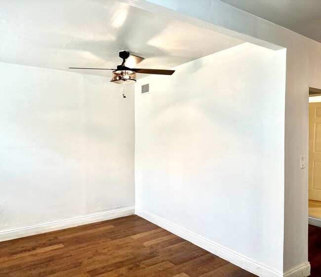 Foto del edificio - Huge 3 Bed House For Rent