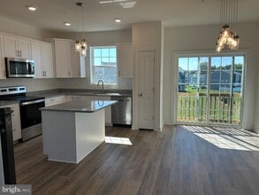 Building Photo - 348 Avon Dr