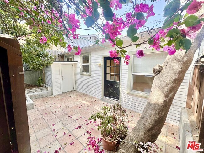 Foto del edificio - 6853 1/2 W Alta Loma Terrace