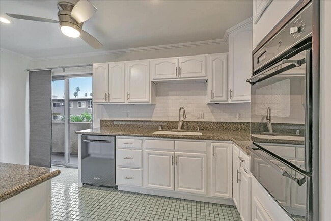 Building Photo - 358 S Gramercy Pl