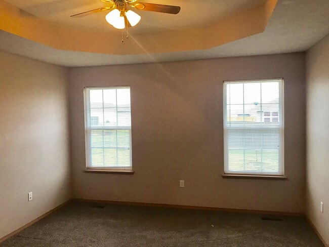 Building Photo - Wonderful Duplex in Clever MO - Available Now