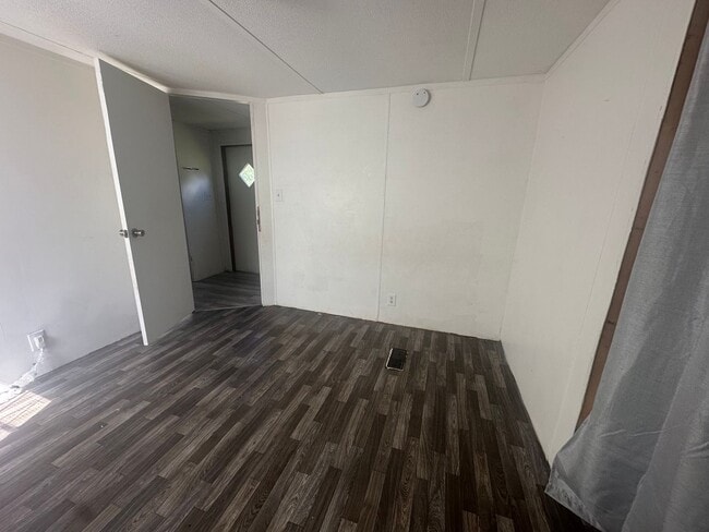 Building Photo - 2 bed, 1 bath Mobile Home - Available Now ...
