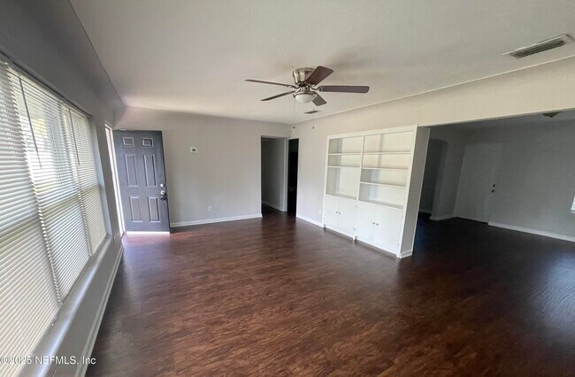 Foto del edificio - 5824 Yellow Pine Dr