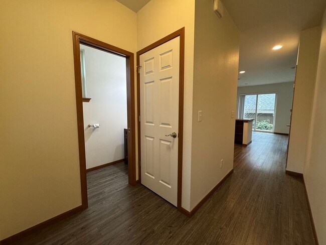 Building Photo - 2 Bedrooms, 1.5 Bath Single Family Townhouse - Stonecrest Ct