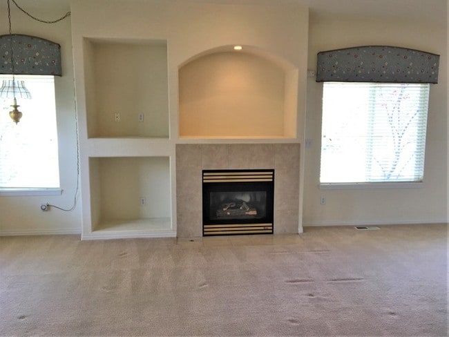 Building Photo - Beautiful Townhome in Aurora