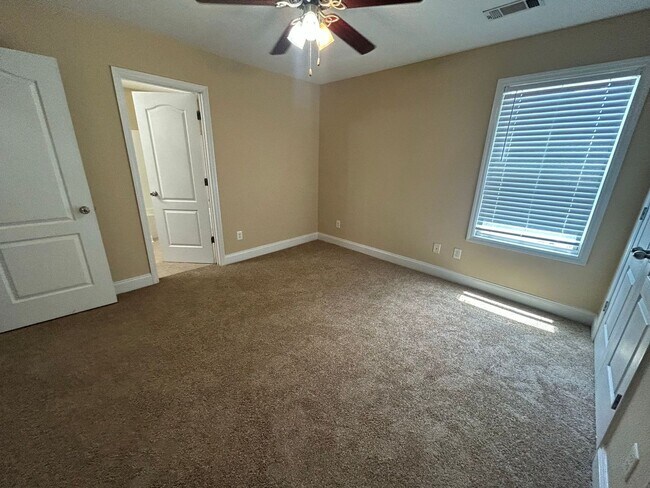 Foto del edificio - PRE LEASING FOR JANUARY 2026!