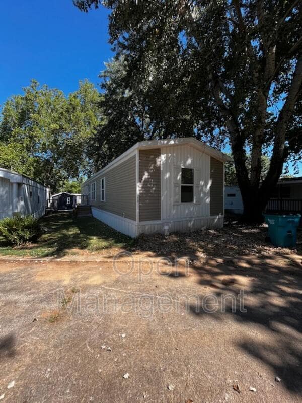 Building Photo - 2710 N Farm Rd 137