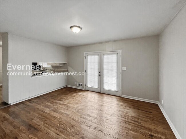 Building Photo - 3 Bed, 1.5 Bath Home with Carport / Pet-Friendly / Vouchers Accepted / Available Now!