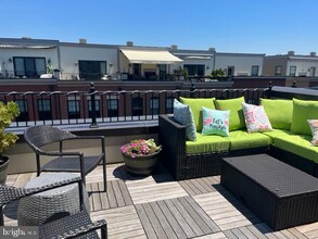 Building Photo - 404 Ironsides Square SE