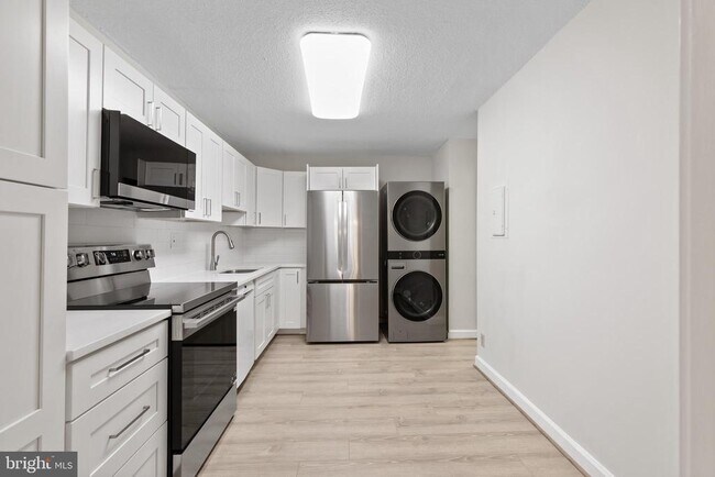 Foto del edificio - 8340 Greensboro Dr