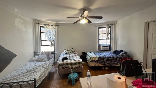 Foto del edificio - FRESHLY GUT RENOVATED VERY BRIGHT 3 BEDROO...