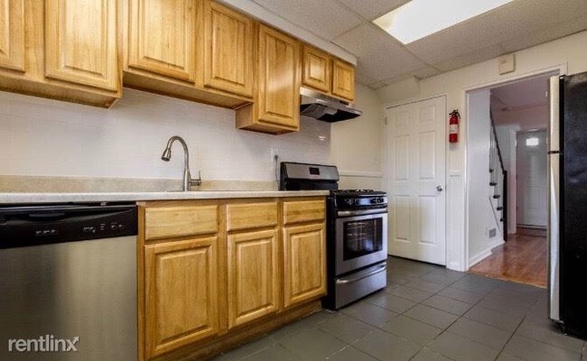 Building Photo - 3 br, 1 bath Apartment - 74 Avenue E