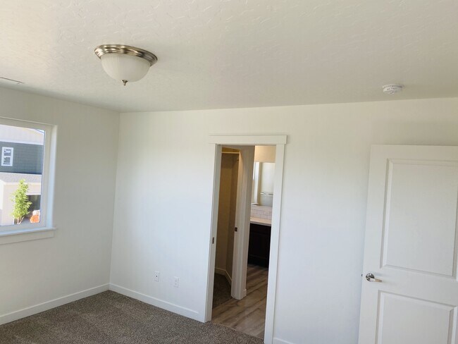 Building Photo - 5553 E Bollo St