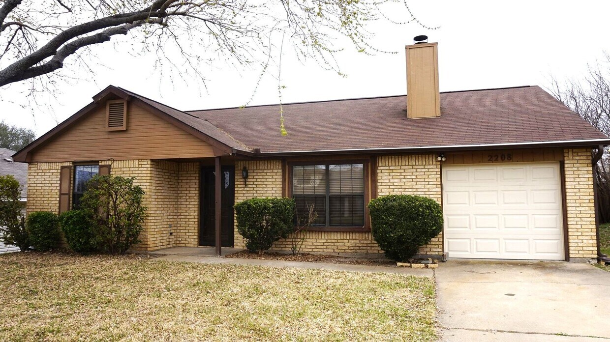 Foto principal - 2208 Woodlands Dr