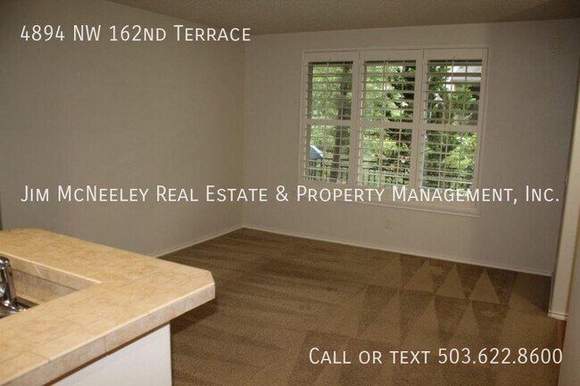Building Photo - Gorgeous Well Maintained Townhouse in Beth...