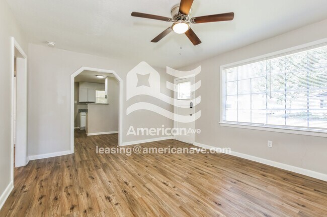 Building Photo - 800 W 51st St