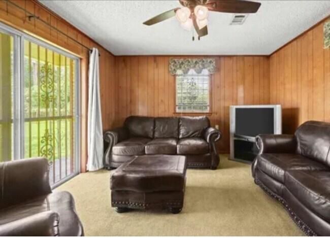 Foto del edificio - 1220 Silverwood Dr