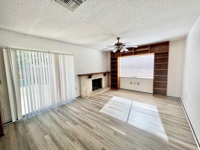 Building Photo - GORGEOUS 3 Bedroom 2 Bath Home Available N...