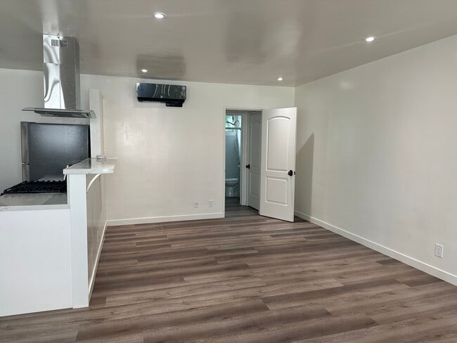 Building Photo - 423 S Sherbourne