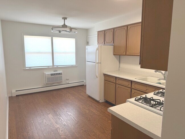 Foto del edificio - 8300 W Forest Preserve Dr