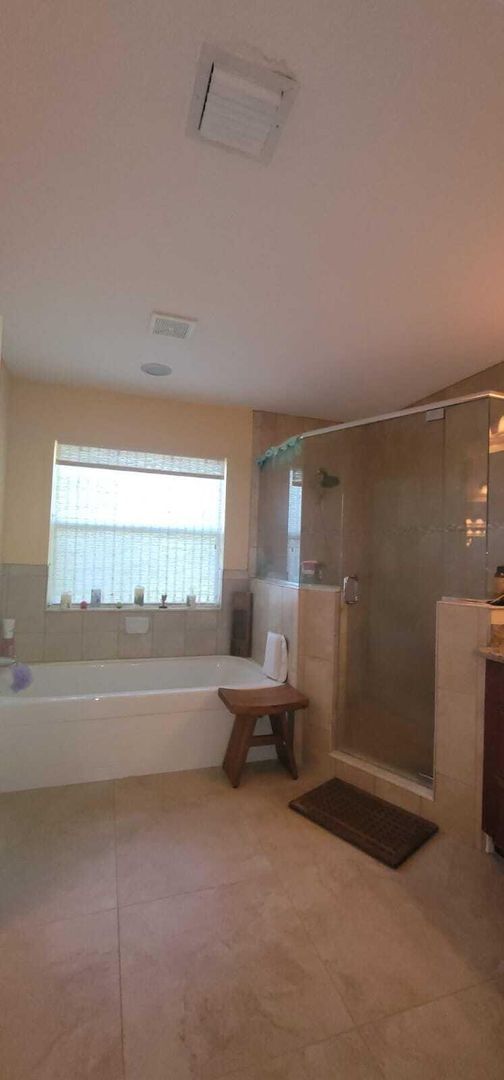 Building Photo - 211 NE 13th Ave