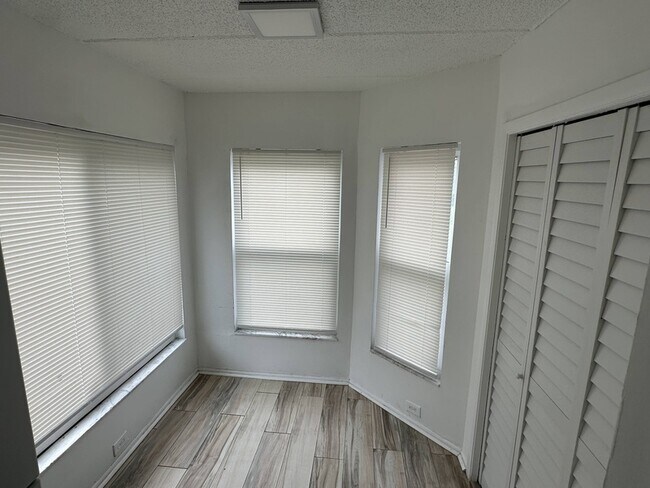 Foto del edificio - 6509 Dumont Ave