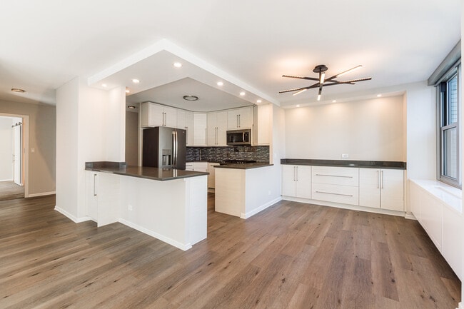 Building Photo - 400 E Randolph St