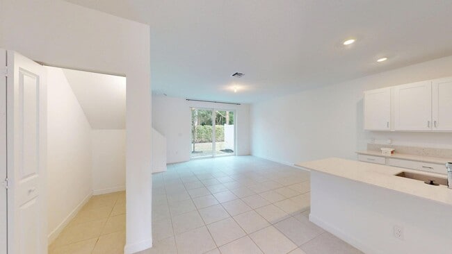 Building Photo - 4643 Hollister Ave