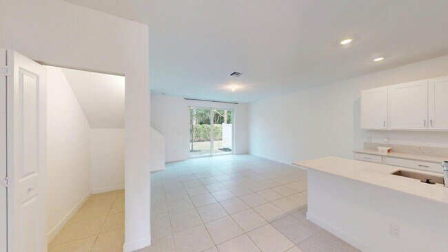 Foto del edificio - 4643 Hollister Ave