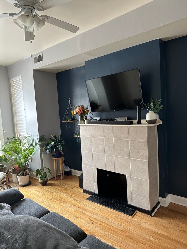 Building Photo - 824 E 47th Pl